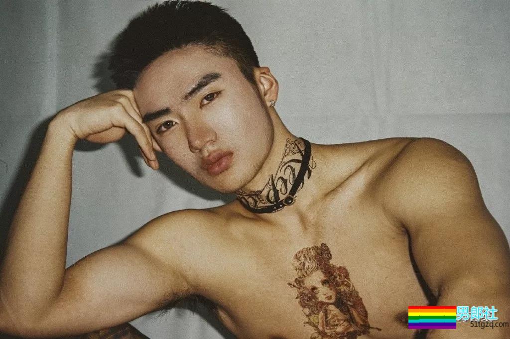 谢大师镜下98年帅嫩男模，高颜精瘦小腹肌，现在越来越“奔.放”了！ - 51虹马