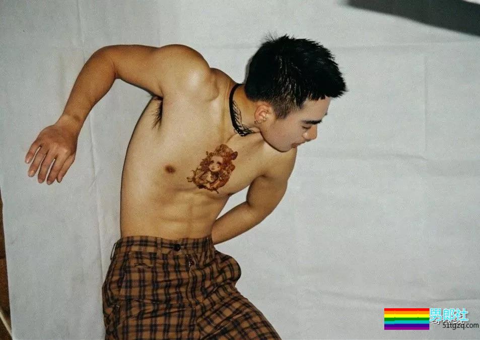 谢大师镜下98年帅嫩男模，高颜精瘦小腹肌，现在越来越“奔.放”了！ - 51虹马