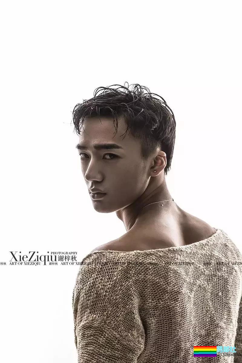 谢大师镜下98年帅嫩男模，高颜精瘦小腹肌，现在越来越“奔.放”了！ - 51虹马