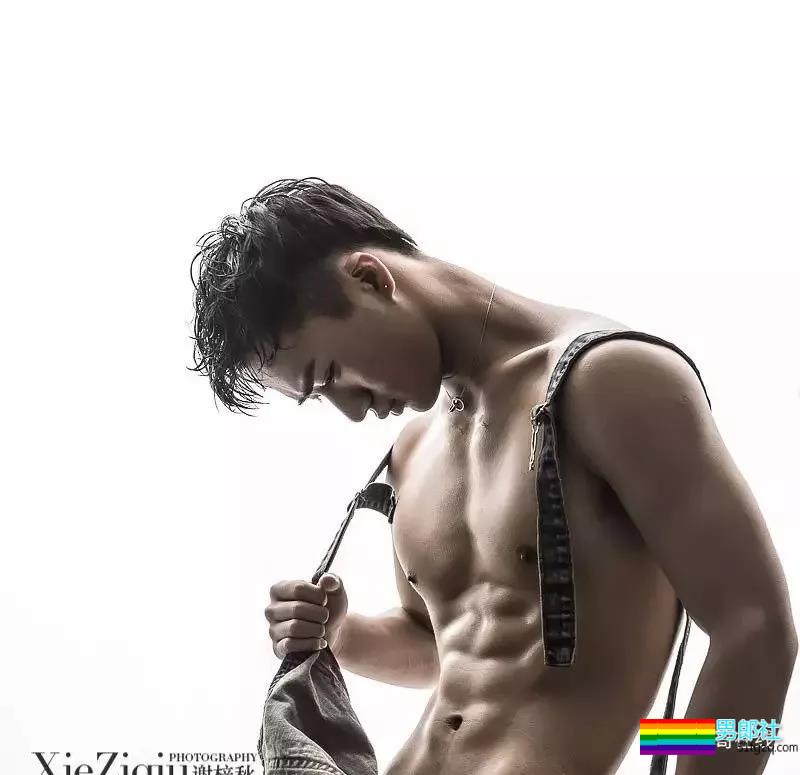 谢大师镜下98年帅嫩男模，高颜精瘦小腹肌，现在越来越“奔.放”了！ - 51虹马