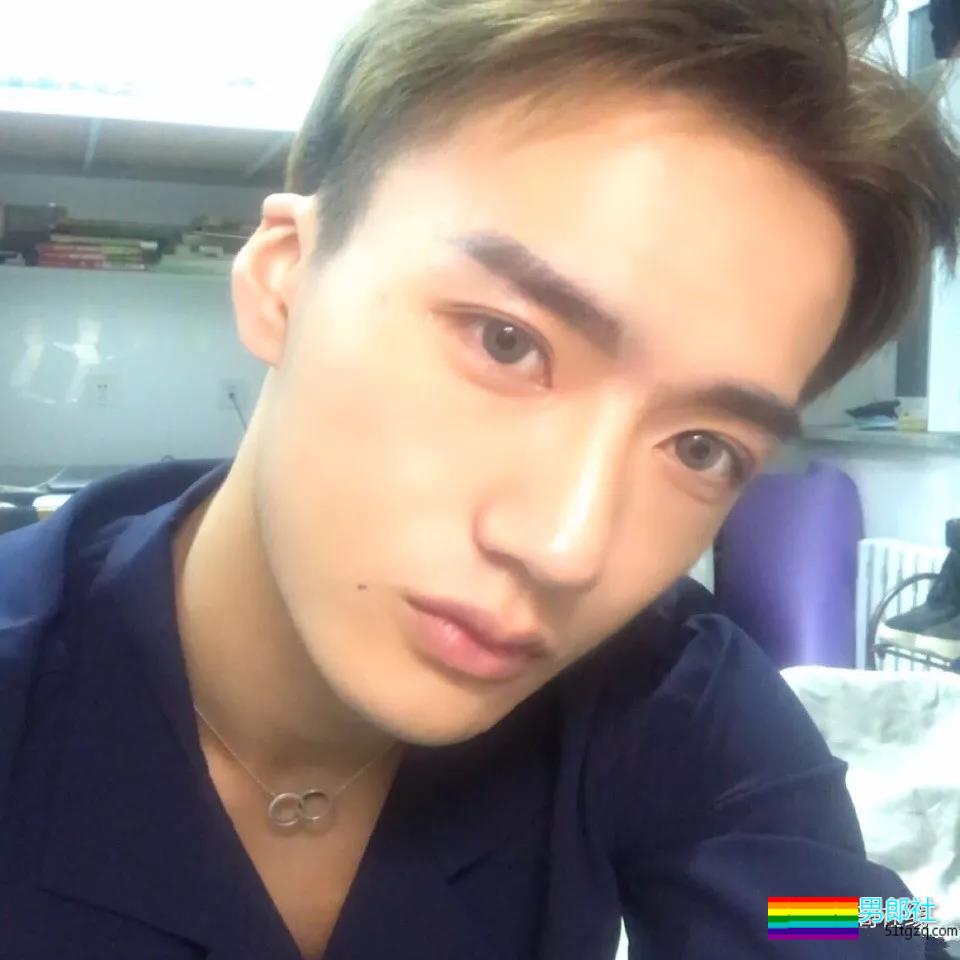 谢大师镜下98年帅嫩男模，高颜精瘦小腹肌，现在越来越“奔.放”了！ - 51虹马