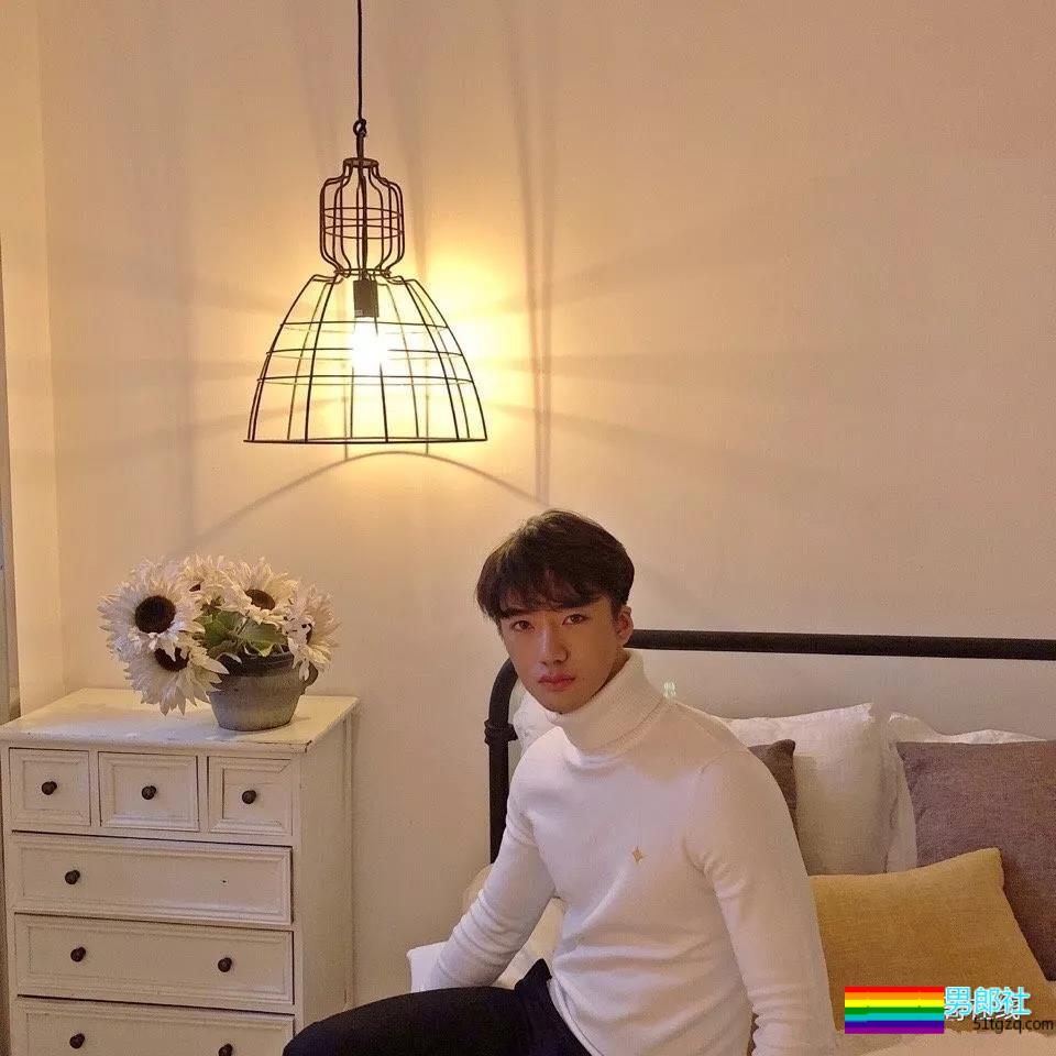 谢大师镜下98年帅嫩男模，高颜精瘦小腹肌，现在越来越“奔.放”了！ - 51虹马