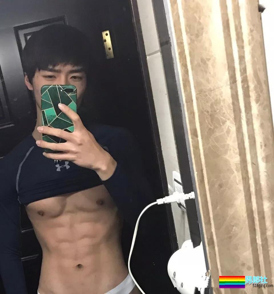 谢大师镜下98年帅嫩男模，高颜精瘦小腹肌，现在越来越“奔.放”了！ - 51虹马