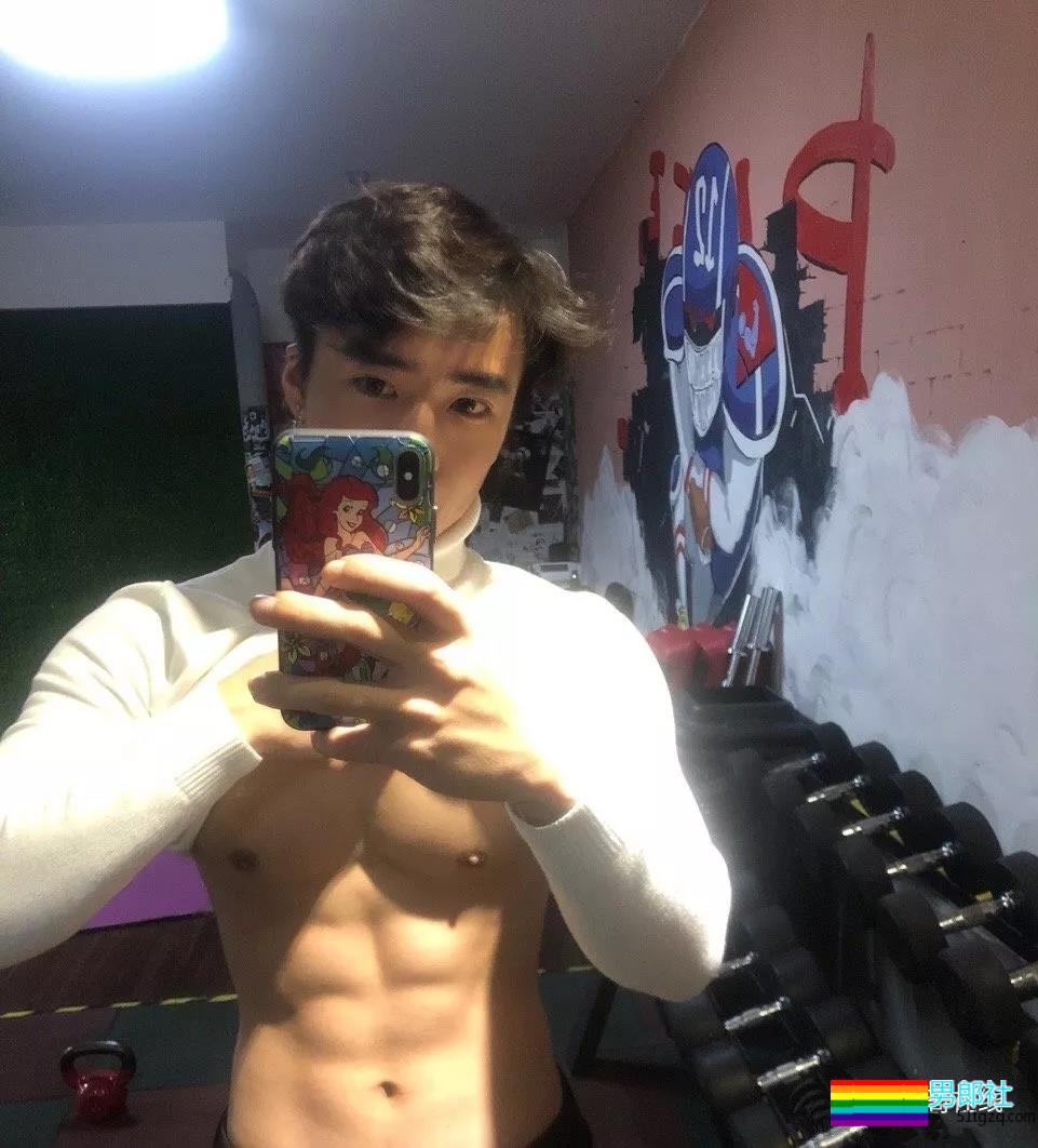 谢大师镜下98年帅嫩男模，高颜精瘦小腹肌，现在越来越“奔.放”了！ - 51虹马