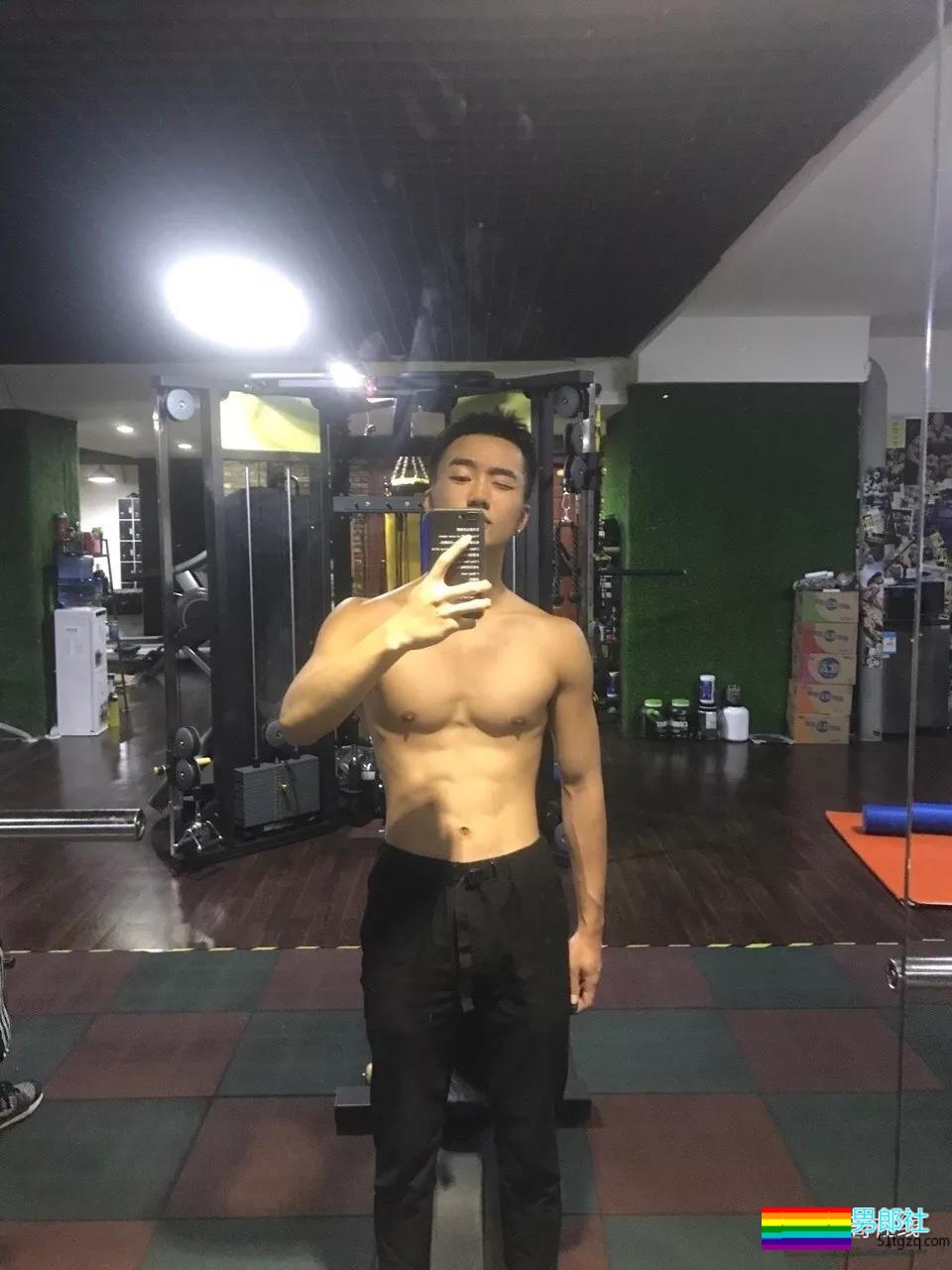 谢大师镜下98年帅嫩男模，高颜精瘦小腹肌，现在越来越“奔.放”了！ - 51虹马