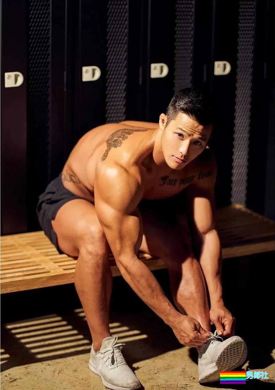 让学员翘高屁股健身！肌肉私教退伍后竟爱这口 - 51虹马