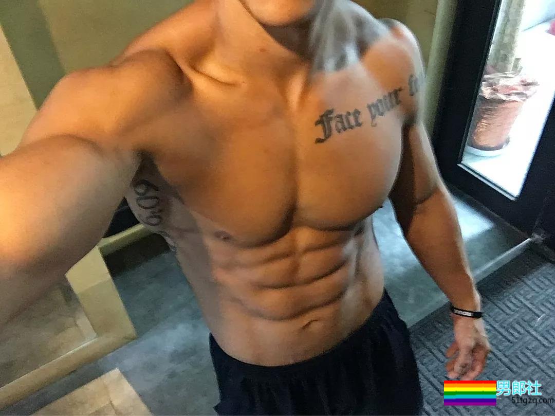 让学员翘高屁股健身！肌肉私教退伍后竟爱这口 - 51虹马