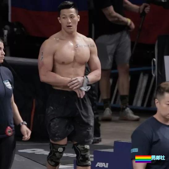 让学员翘高屁股健身！肌肉私教退伍后竟爱这口 - 51虹马