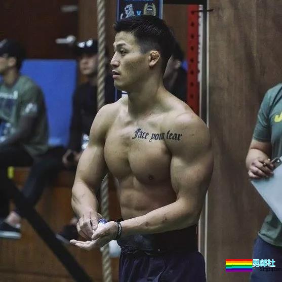 让学员翘高屁股健身！肌肉私教退伍后竟爱这口 - 51虹马