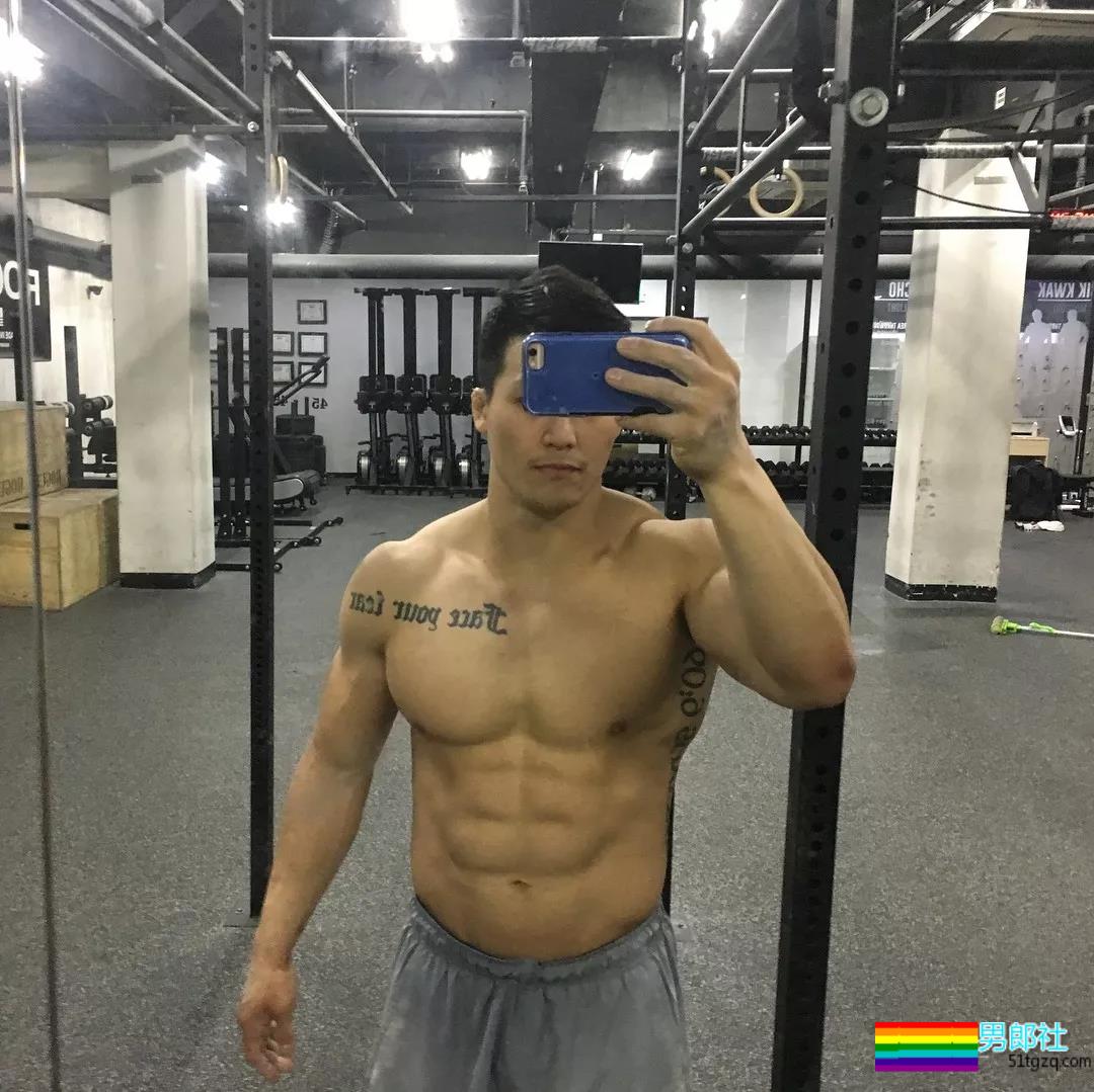 让学员翘高屁股健身！肌肉私教退伍后竟爱这口 - 51虹马