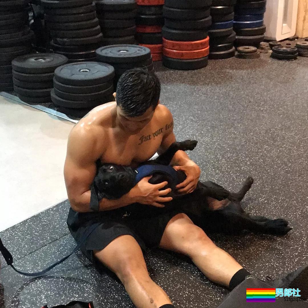 让学员翘高屁股健身！肌肉私教退伍后竟爱这口 - 51虹马