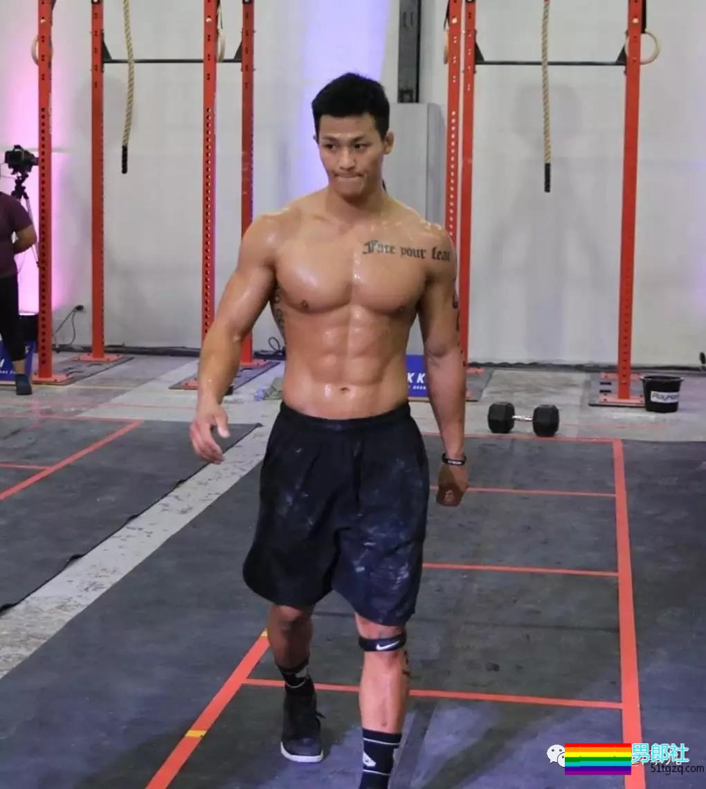 让学员翘高屁股健身！肌肉私教退伍后竟爱这口 - 51虹马