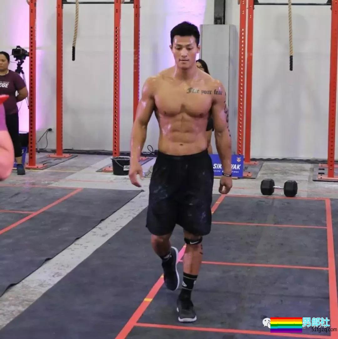 让学员翘高屁股健身！肌肉私教退伍后竟爱这口 - 51虹马