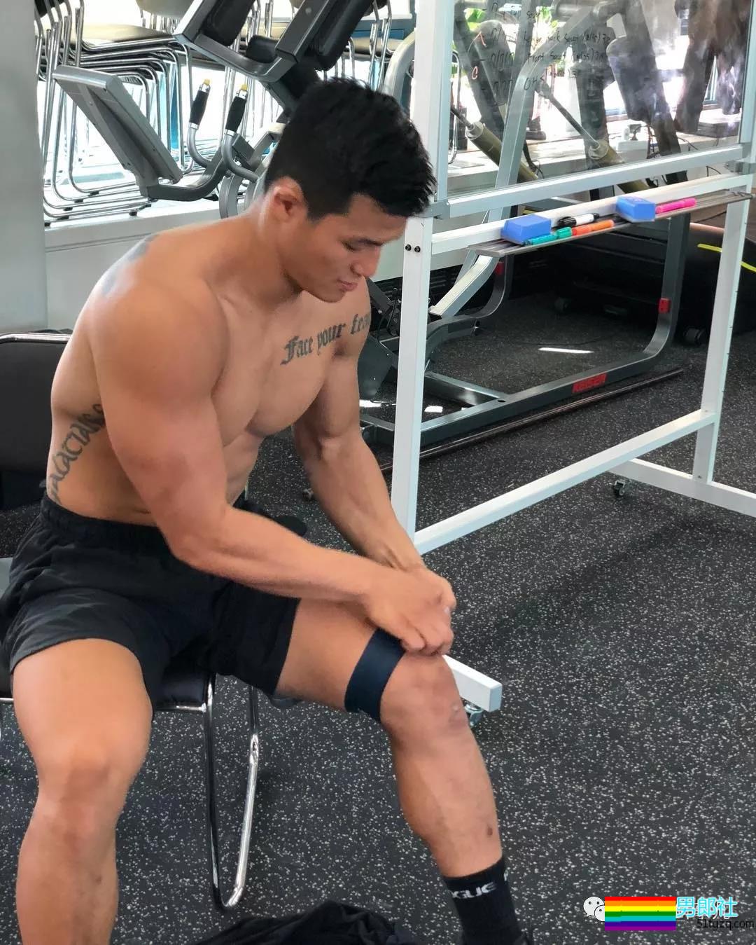 让学员翘高屁股健身！肌肉私教退伍后竟爱这口 - 51虹马