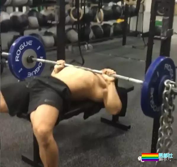 让学员翘高屁股健身！肌肉私教退伍后竟爱这口 - 51虹马