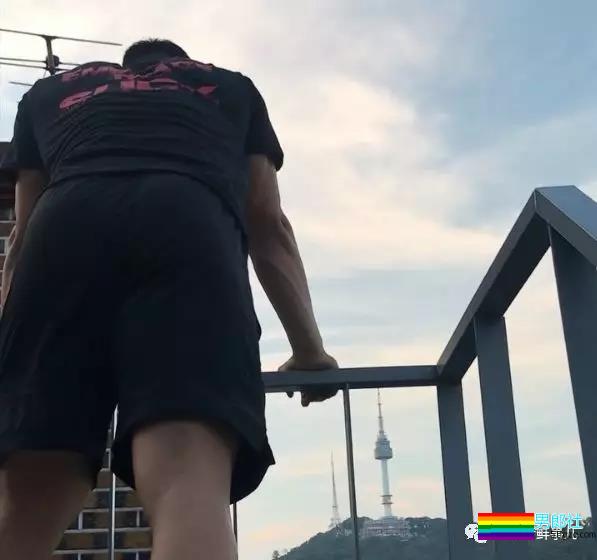 让学员翘高屁股健身！肌肉私教退伍后竟爱这口 - 51虹马