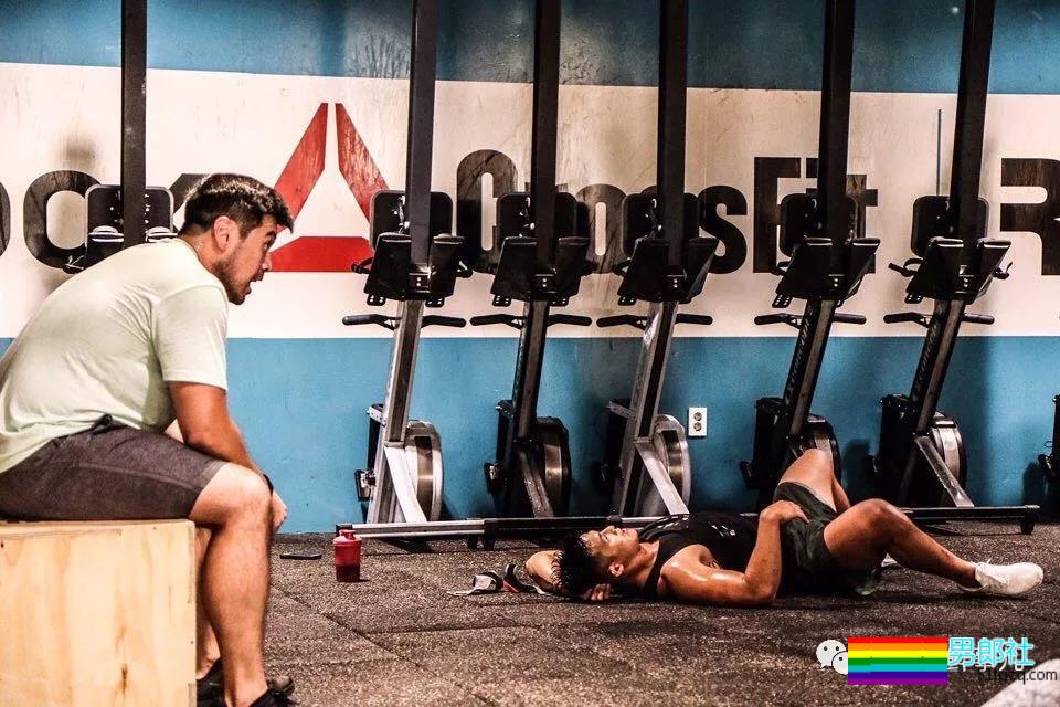 让学员翘高屁股健身！肌肉私教退伍后竟爱这口 - 51虹马