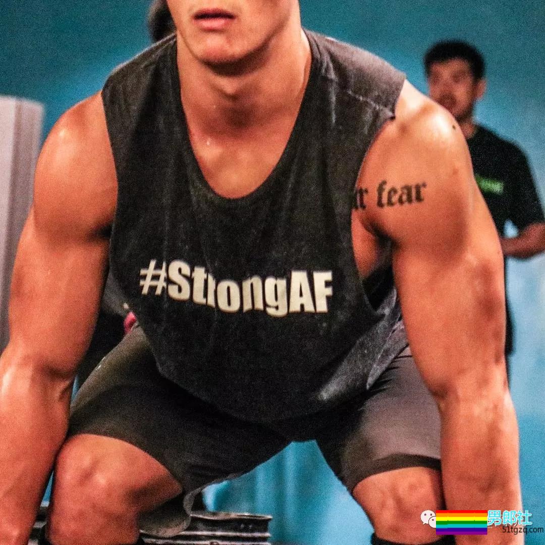 让学员翘高屁股健身！肌肉私教退伍后竟爱这口 - 51虹马