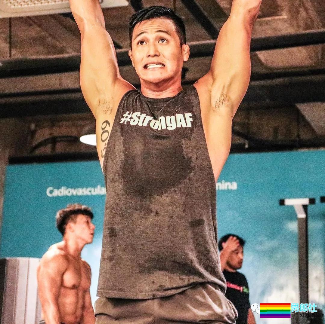 让学员翘高屁股健身！肌肉私教退伍后竟爱这口 - 51虹马