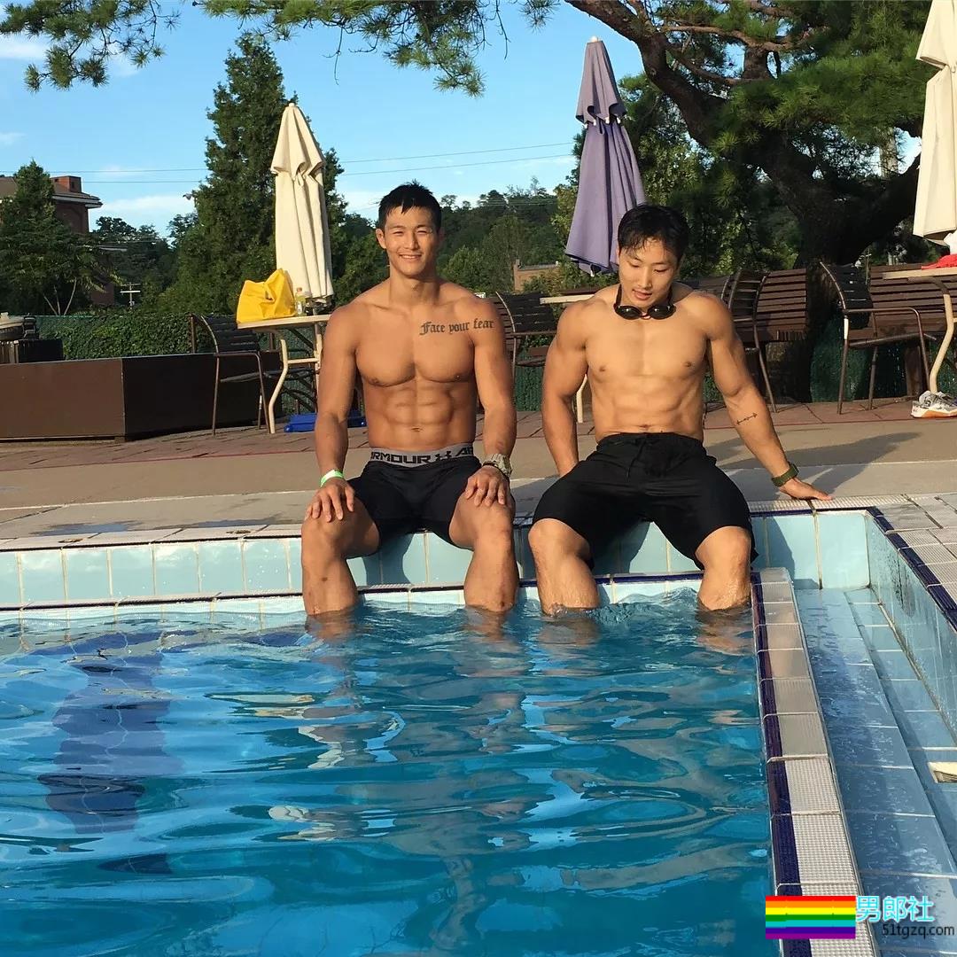 让学员翘高屁股健身！肌肉私教退伍后竟爱这口 - 51虹马