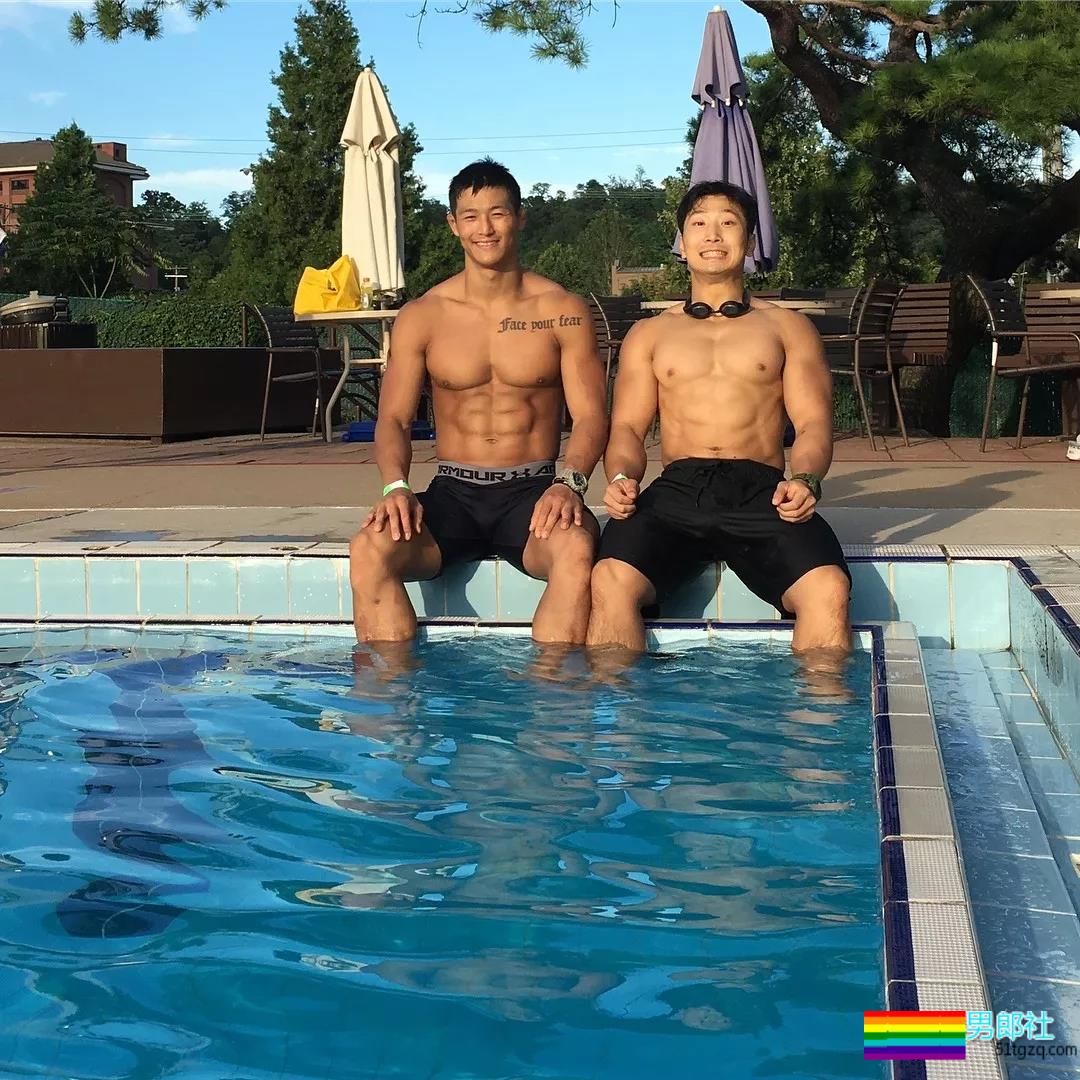 让学员翘高屁股健身！肌肉私教退伍后竟爱这口 - 51虹马