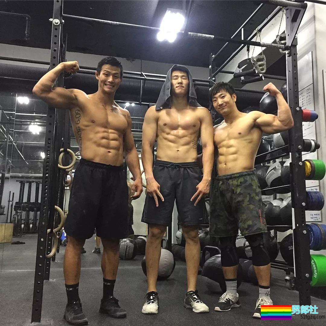 让学员翘高屁股健身！肌肉私教退伍后竟爱这口 - 51虹马