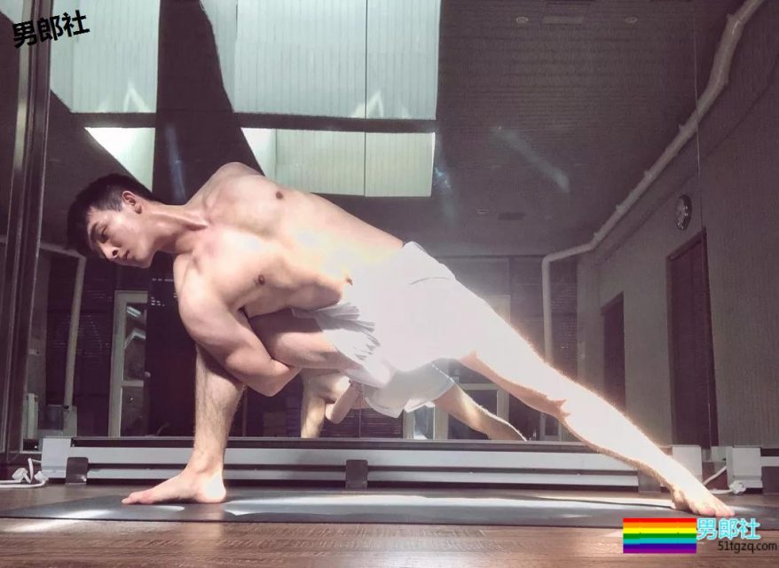 姿势超多！奶凶小狼狗最新硬照一览！ - 51虹马