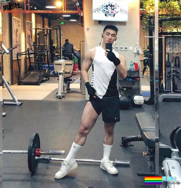 姿势超多！奶凶小狼狗最新硬照一览！ - 51虹马