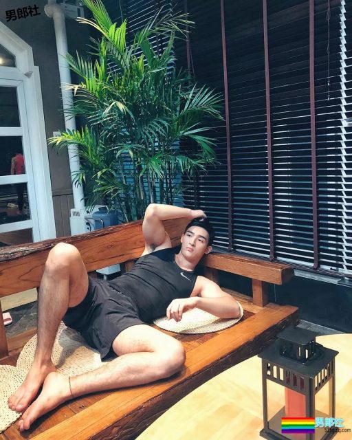 姿势超多！奶凶小狼狗最新硬照一览！ - 51虹马