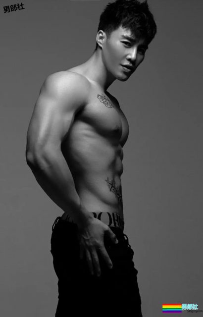 搓衣板腹肌石更汉天菜，公狗腰私教浴巾拉太低，画面太太太太Sexy了！ - 51虹马