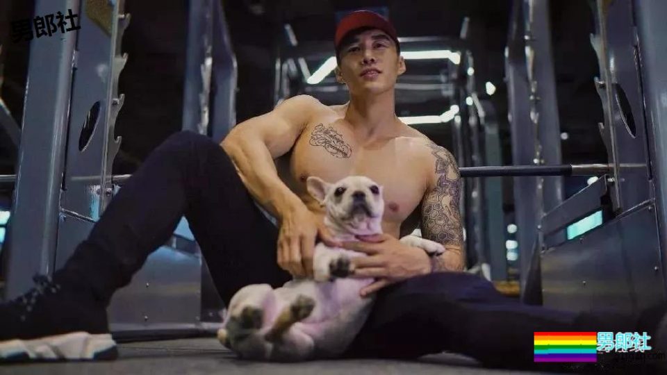 搓衣板腹肌石更汉天菜，公狗腰私教浴巾拉太低，画面太太太太Sexy了！ - 51虹马