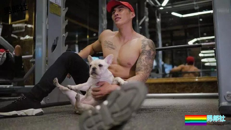 搓衣板腹肌石更汉天菜，公狗腰私教浴巾拉太低，画面太太太太Sexy了！ - 51虹马