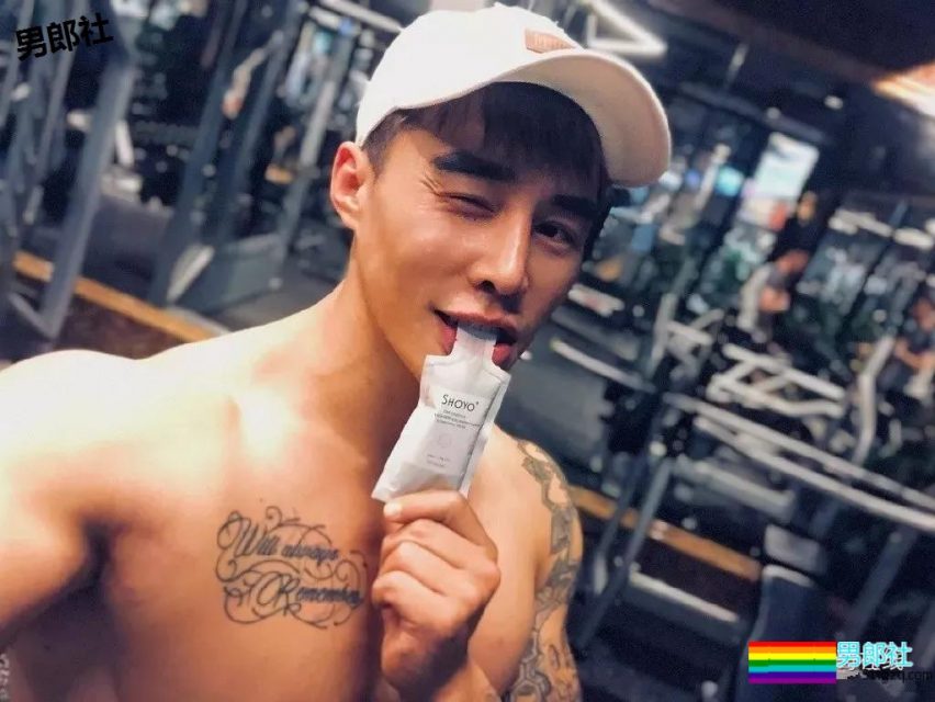 搓衣板腹肌石更汉天菜，公狗腰私教浴巾拉太低，画面太太太太Sexy了！ - 51虹马