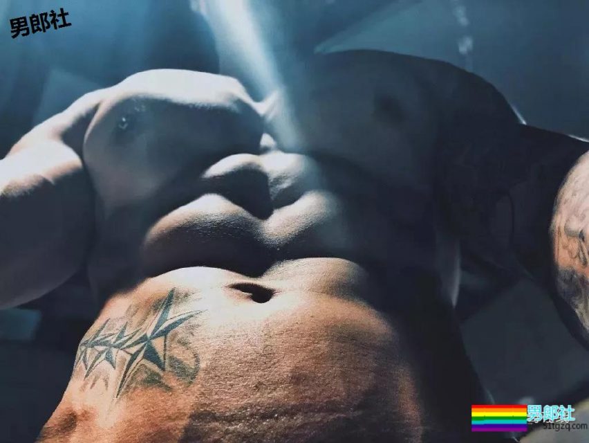 搓衣板腹肌石更汉天菜，公狗腰私教浴巾拉太低，画面太太太太Sexy了！ - 51虹马