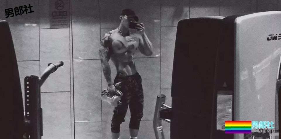 搓衣板腹肌石更汉天菜，公狗腰私教浴巾拉太低，画面太太太太Sexy了！ - 51虹马