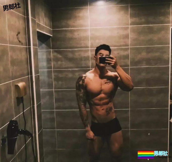 搓衣板腹肌石更汉天菜，公狗腰私教浴巾拉太低，画面太太太太Sexy了！ - 51虹马