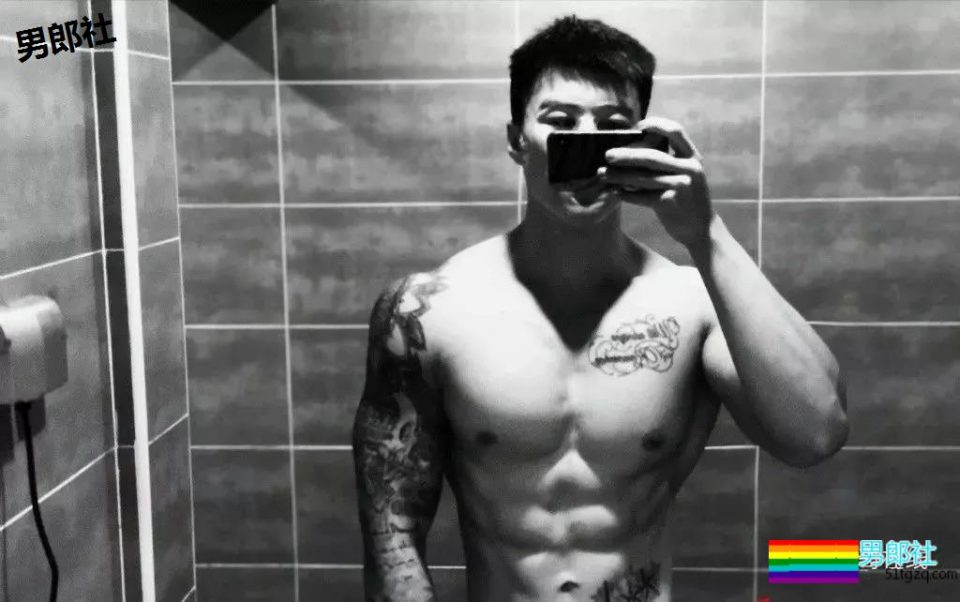 搓衣板腹肌石更汉天菜，公狗腰私教浴巾拉太低，画面太太太太Sexy了！ - 51虹马