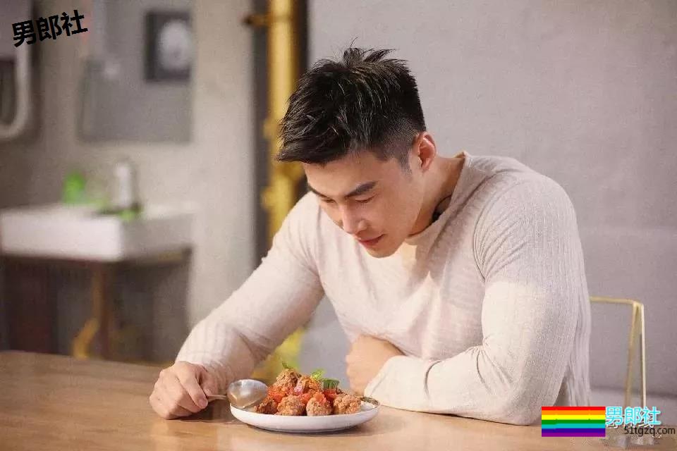 搓衣板腹肌石更汉天菜，公狗腰私教浴巾拉太低，画面太太太太Sexy了！ - 51虹马