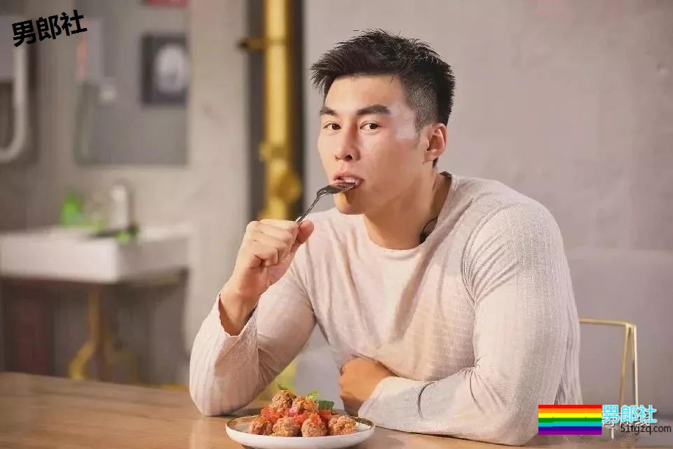 搓衣板腹肌石更汉天菜，公狗腰私教浴巾拉太低，画面太太太太Sexy了！ - 51虹马