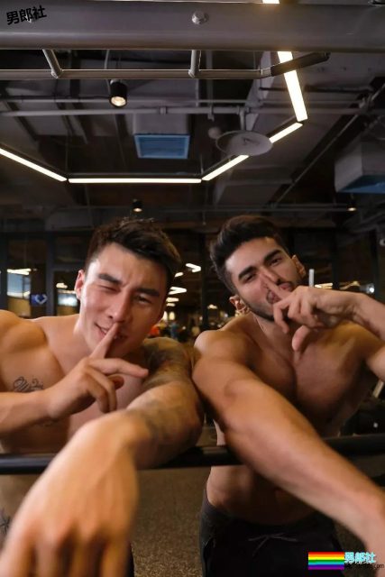 搓衣板腹肌石更汉天菜，公狗腰私教浴巾拉太低，画面太太太太Sexy了！ - 51虹马