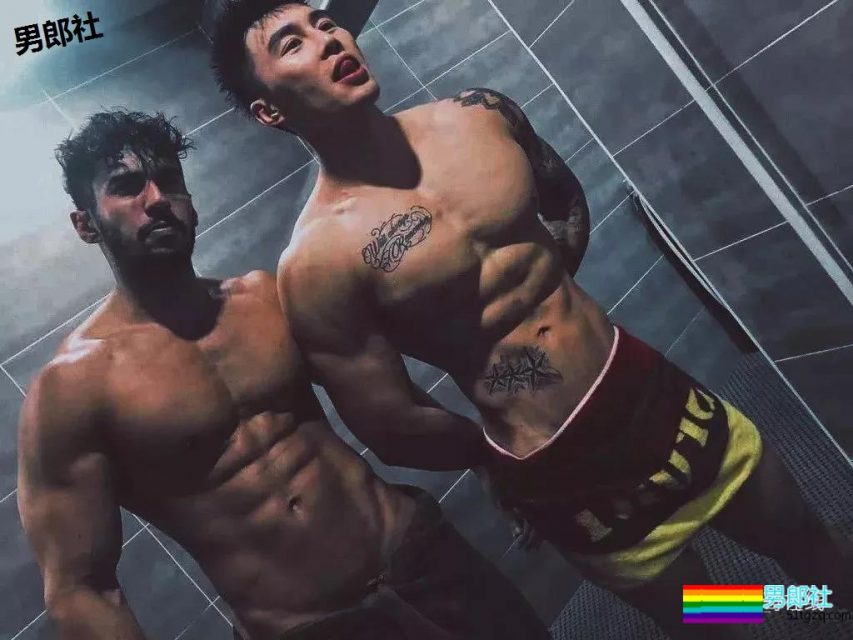 搓衣板腹肌石更汉天菜，公狗腰私教浴巾拉太低，画面太太太太Sexy了！ - 51虹马