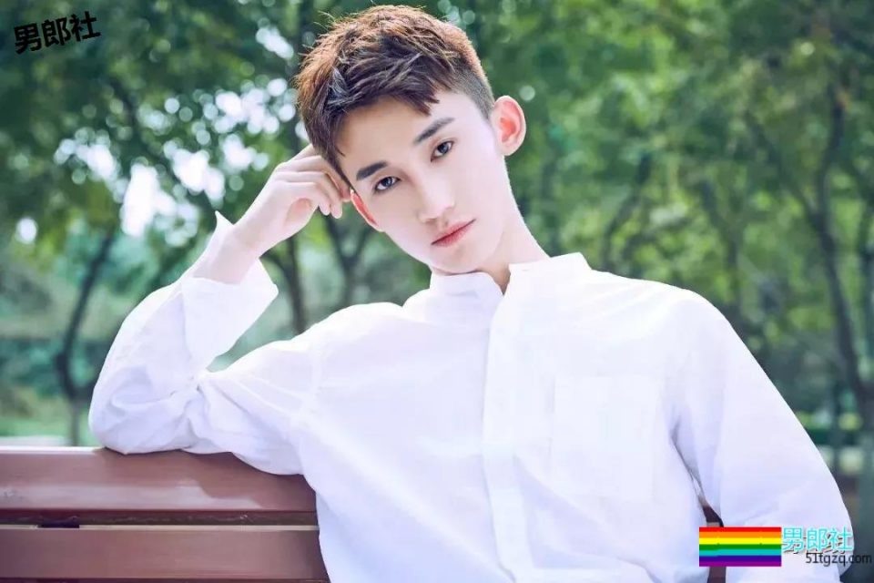 白衬衫小奶狗阳光干净又帅气，快把他领回家？ - 51虹马