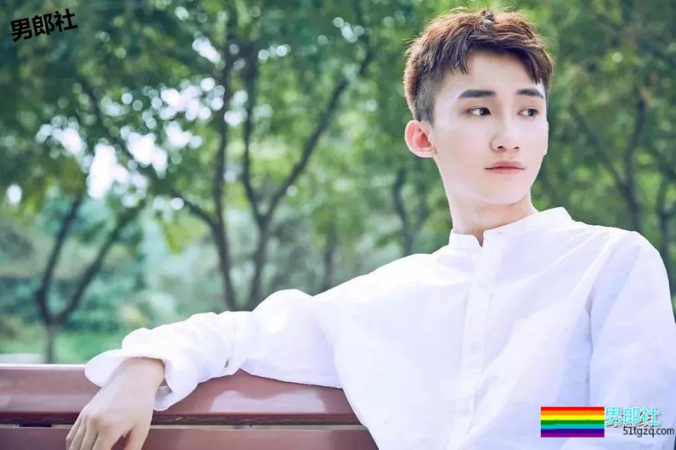 白衬衫小奶狗阳光干净又帅气，快把他领回家？ - 51虹马