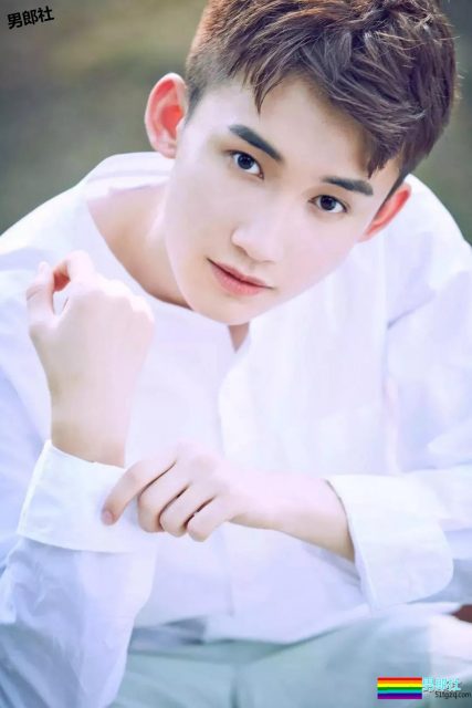 白衬衫小奶狗阳光干净又帅气，快把他领回家？ - 51虹马