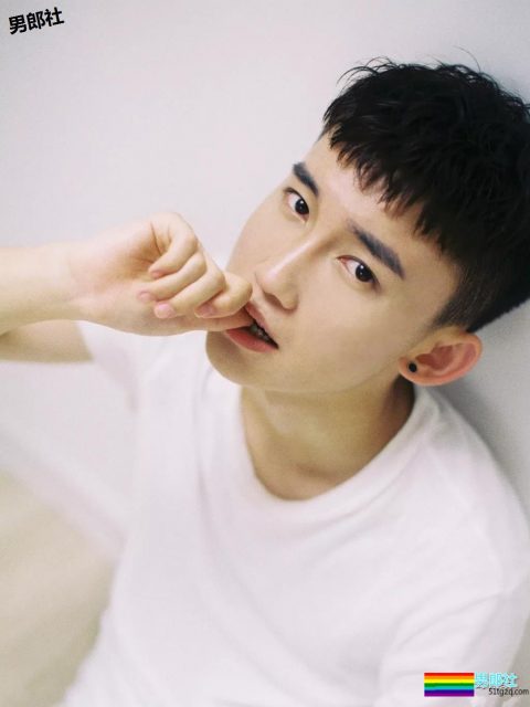 白衬衫小奶狗阳光干净又帅气，快把他领回家？ - 51虹马