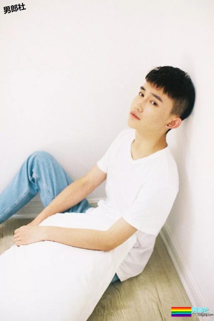 白衬衫小奶狗阳光干净又帅气，快把他领回家？ - 51虹马