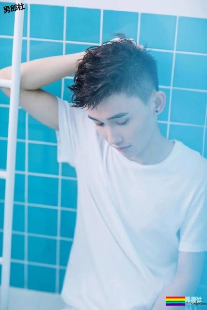 白衬衫小奶狗阳光干净又帅气，快把他领回家？ - 51虹马