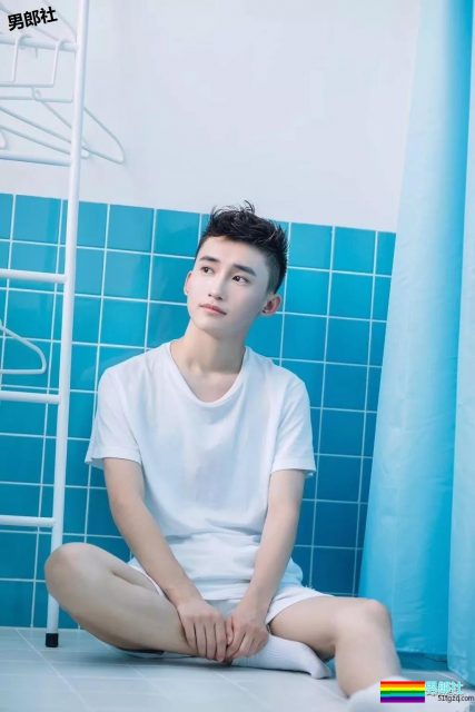 白衬衫小奶狗阳光干净又帅气，快把他领回家？ - 51虹马