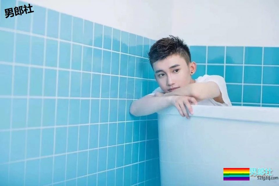 白衬衫小奶狗阳光干净又帅气，快把他领回家？ - 51虹马