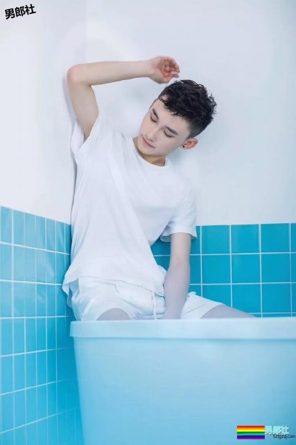 白衬衫小奶狗阳光干净又帅气，快把他领回家？ - 51虹马